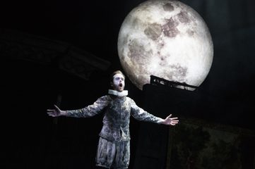 Aeneas singing in front of the moon
