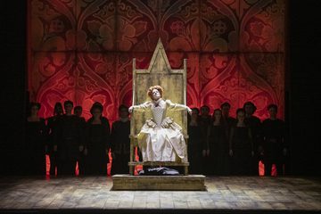 Elizabeth I sitting on throne surrounded by chorus