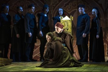 Matlide and Enrico, surrounded by Chorus