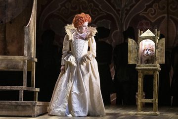 Elizabeth I looking at the sethered head of Mary, Queen of Scotts