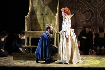Leicester kneeling for Elizabeth I