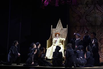 Elizabeth I with Chorus