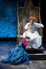 Matilde at Elizabeth I's feet, crying and begging