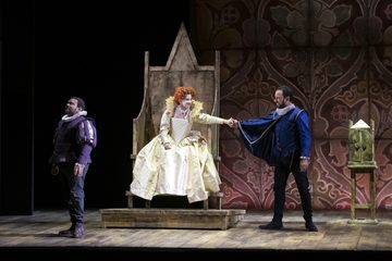 Elizabeth I on throne