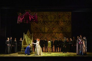 Elizabeth I places crown on Leicester's head